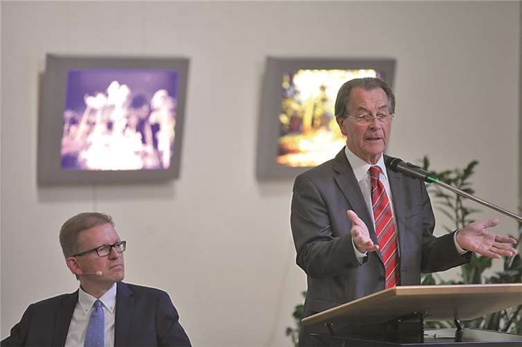 Franz Müntefering ist überzeugt, dass jeder Mensch eine Begleitung beim Sterben braucht. Links im Bild Moderator Marcelo Peerenboom.