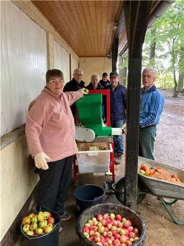 Franz Nilges, Helmut Werner, Jürgen Knaack, Winfried Dietz, Walter Heinrich und Jutta Zühlsdorf konnten ca. 150 Liter Apfelsaft per Hand gewinnen. Foto: privat
