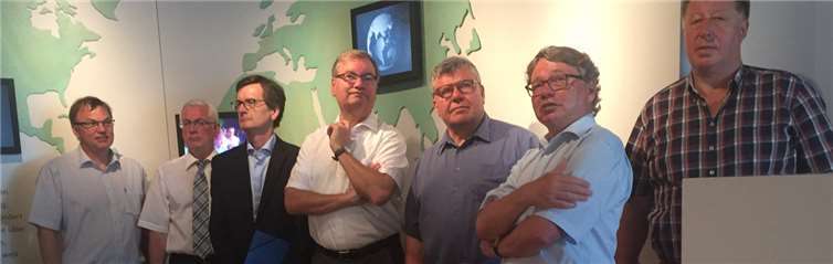 Franz-Peter Dahl, Bürgermeister der Ortsgemeinde Asbach, Bürgermeister Volker Mendel, VG Puderbach, Bürgermeister Günter Fischer, VG Linz am Rhein, Bürgermeister Karsten Fehr, VG Unkel, Vorsitzender der Kreisgruppe Neuwied des Gemeinde- und Städtebundes Bürgermeister Michael Mahlert, VG Bad Hönningen, Christoph Charlier, Vorsitzender des Williy-Brandt-Forums, Unkel und Bürgermeister Horst Rasbach, VG Dierdorf (v. l. n. r.).privat