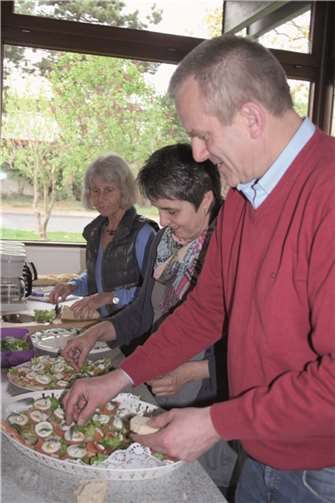Franz Rademacher, Ulla Nürenberg vom Vorstand und Ingeborg Kercher von der Godesberger Gruppe bei der Vorbereitung der kulinarischen Happen. privat