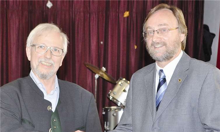 Franz-Robert Herbst (li.) gratuliert seinem Nachfolger Hans Werner Kaiser. privat