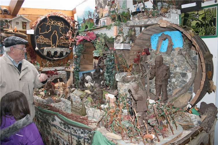 Franz-Rudolf Niethen erklärt Besuchern die berühmte Winzerkrippe von Hildegard Neunkirchen.