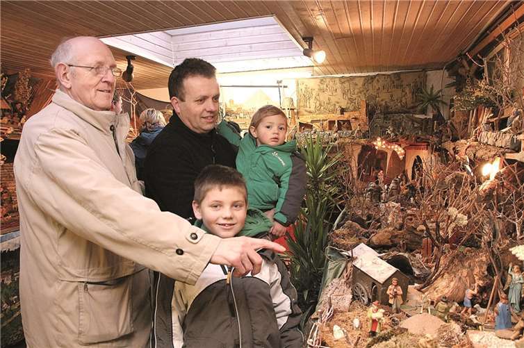 Franz-Rudolf Niethen (l.) erzählt großen und kleinen Gästen bei einem Rundgang über die einzelnen Ausstellungsstücke.