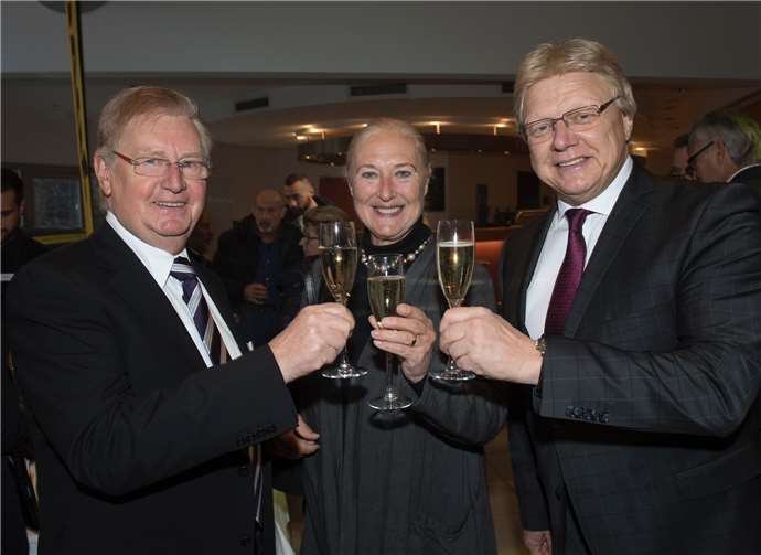 Franz-Rudolf Ubach, die Präsidentin des Sportbundes Rheinland, Monika Sauer und Rolf Schäfer gratulierten den Siegern und Geehrten der Sportlerehrung des ADAC Mittelrhein (von links). Foto: Kreisverwaltung MYK
