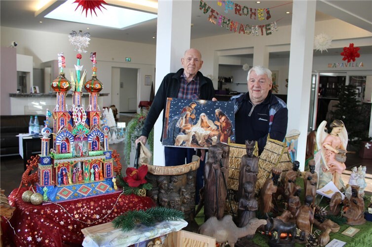 Franz-Rudolf (links) und Josef Niethen freuen sich auf zahlreiche Besucher ihrer internationalen Krippenausstellung, die ab sofort in Bad Bodendorf geöffnet ist. Foto: DU
