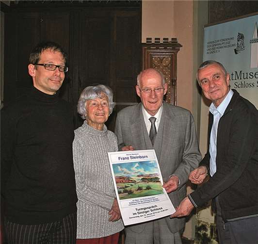 Franz Steinborn stand im Mittelpunkt des Turmgesprächs. Im Schloss begrüßte Karl-Friedrich Amendt (von rechts) Werner Steinborn, Irene Steinborn und Michael Steinborn. HG