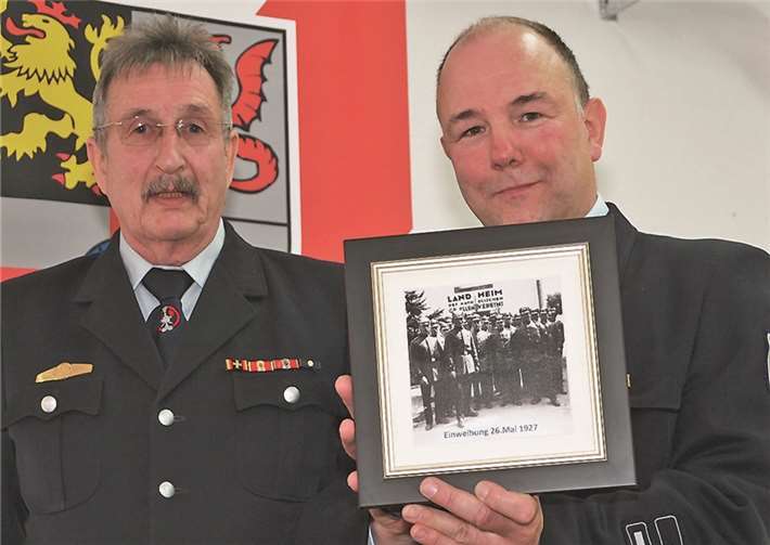 Franz Thelen (ehemaliges Mitglied der Beller Feuerwehr) überreichte dem Beller Wehrführer Hermann Peter Heuft bei der Einweihung des neuen Feuerwehrgerätehauses ein Foto aus dem Jahre 1927. -FRE-