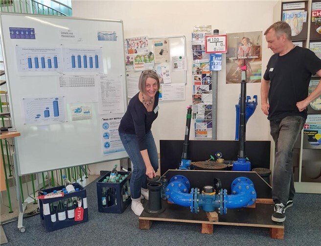 Franzis Steinhauer (links) und Christian Wilhelm (rechts) testen das Modell der Stadtwerke.Foto: Stadt Meckenheim