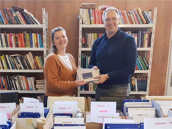 Franziska Becker (Caritas) und Claus Heimes (Service-Clubs) bei der Übergabe. Foto: Lions Club Cochem-Mosel