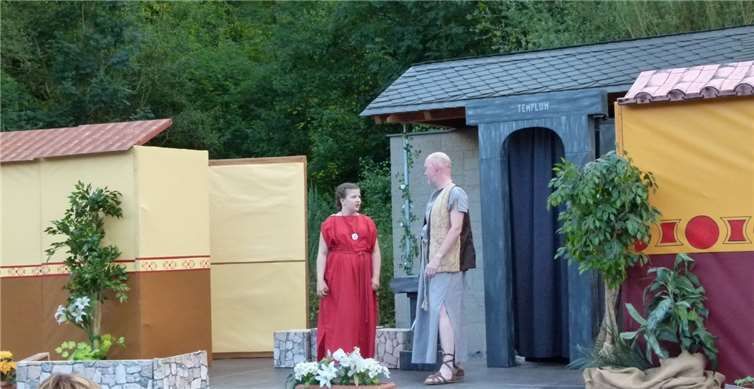 Franziska Dadder als Flötenspielerin Crispa Mathias Hausding als Landarbeiter Grumio privat