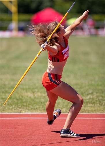 Franziska Decker beim Speerwurf.