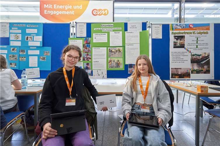 Franziska Dichter und Nora Faltis untersuchten in ihrem Projekt „Smombie“ die Körperhaltung von Schülerinnen und Schüler bei der Nutzung von Tablets im Unterricht. Damit erzielten Sie Platz 1 in der Kategorie Biologie.