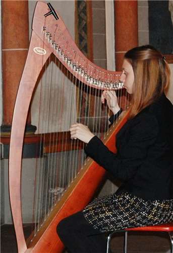 Abendmusik zum Lob des Herrn Franziska Ernst lockerte das Progamm auf mit ihrer Harfe auf.