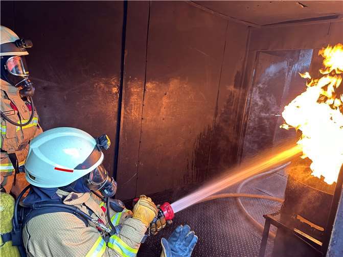 Franziska Grones (vorne) und Stefan Schäfer von der Freiwilligen Feuerwehr Volkesfeld stellten sich im „Brandcontainer“ den „heißen“ Aufgaben. Foto: VG-Verwaltung Mendig/Stefan Pauly