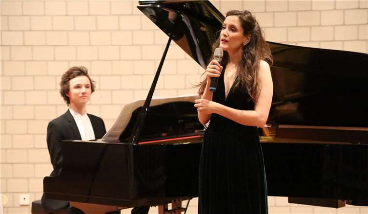 Franziska Heinzen begeisterte als Sopranistin das Publikum und wurde von Benjamin Mead hierzu am Klavier begleitet.Foto: StF