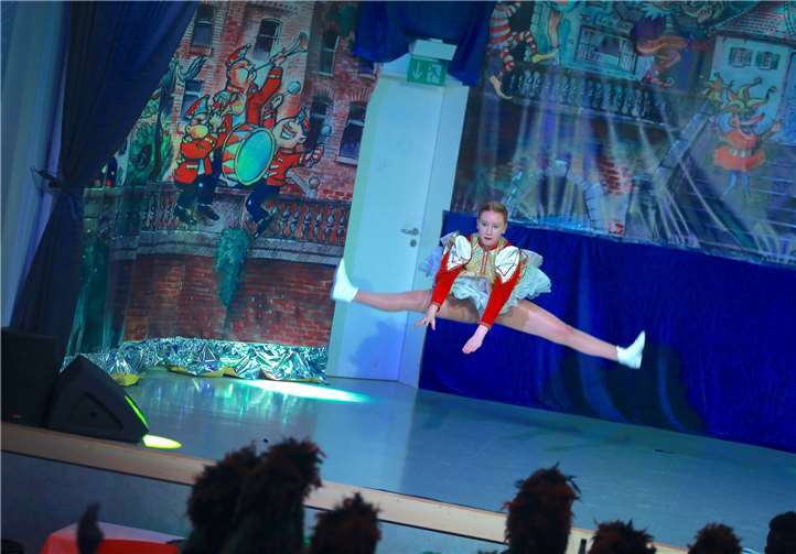 Tanzsportlicher Jahresauftakt zieht Vereine aus der ganzen Region nach Hausen Franziska Noll aus Münstermaifeld lieferte ein tolles Programm als Ersatz für Ihre Schwester ab!