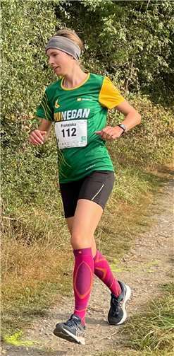 Franziska Rennecke läuft ganz entspannt ihrem Sieg entgegen.