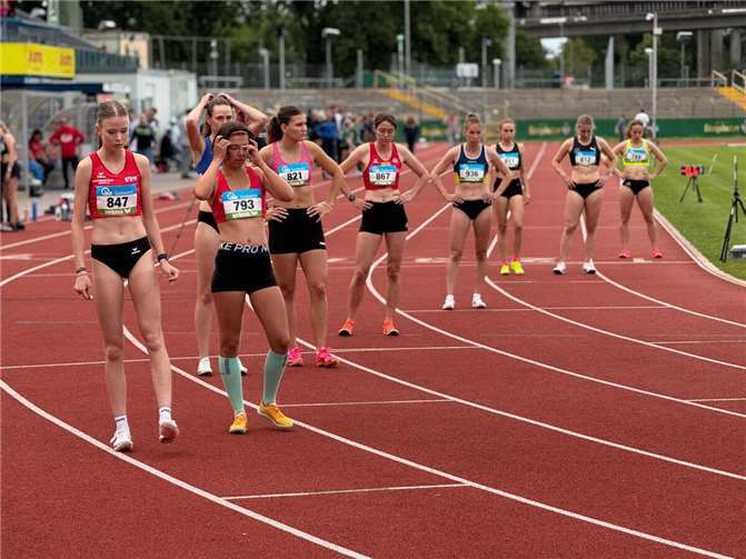 Franziska Schulz (li.) kurz vor dem Start der 800m der Frauen. Foto: DJK Ochtendung