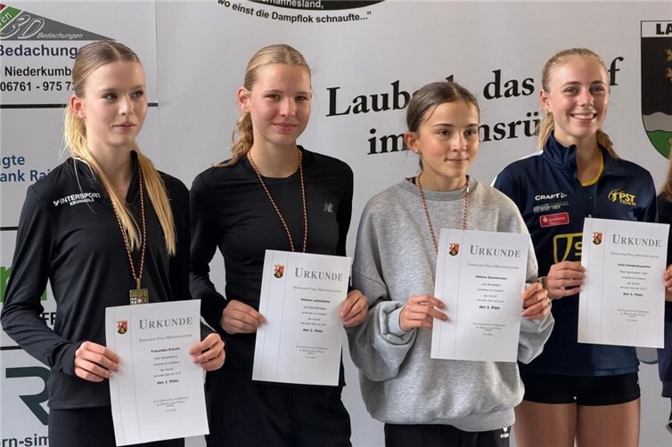 Franziska Schulz (links) bei der Überreichung der Urkunden. Foto: privat