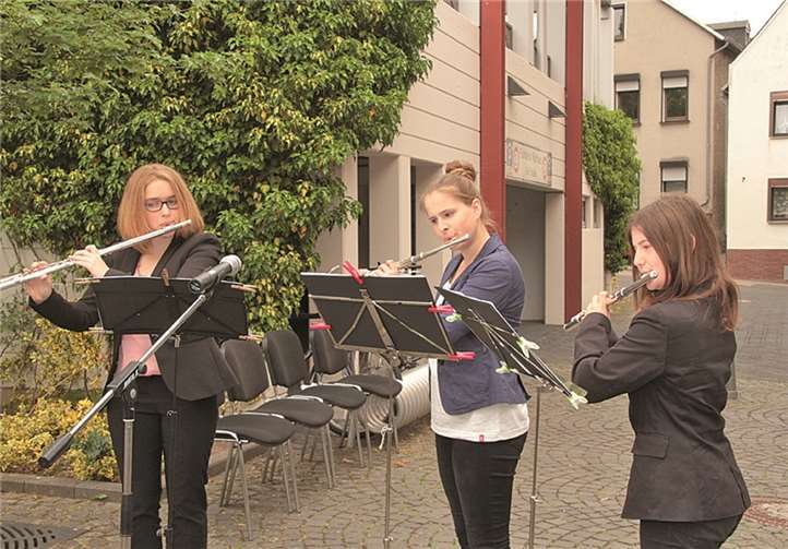Franziska Seitz, Sophie Müller und Marice Schlaus von der Kreismusikschule unterhielten die Gäste mit Musik.