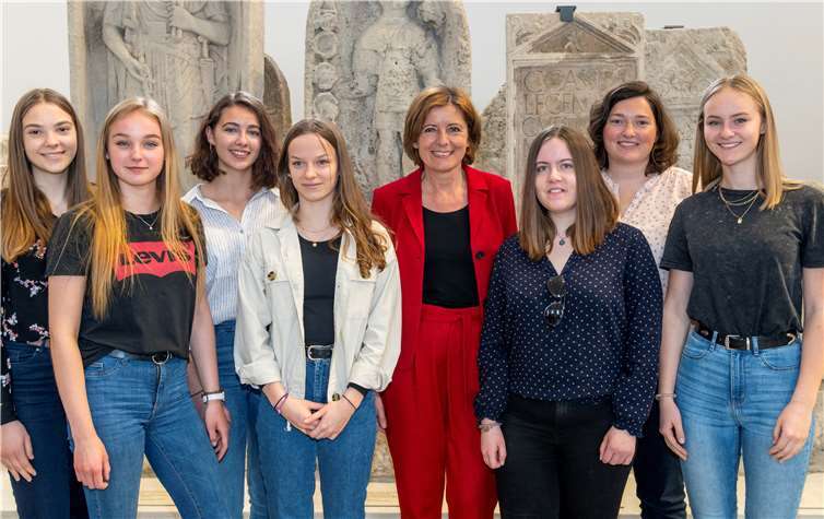 Franziska Witt, Lea Belau, Nina Preißmann, Susann Ebelhäuser, Ministerpräsidentin Malu Dreyer, Ann-Kathrin Steckmann, betreuende Lehrerin, Vanessa Kaiser, Franziska Bock. Foto: Torsten Silz