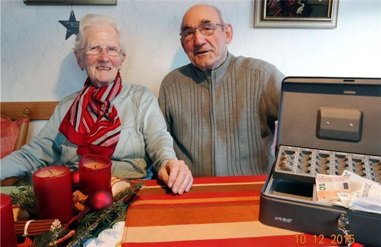 Franziska und Alfons Weber haben den Reinerlös in Höhe von 385 Euro als Spende an den Förderverein St. Lubentius Kobern e.V. übergeben.privat