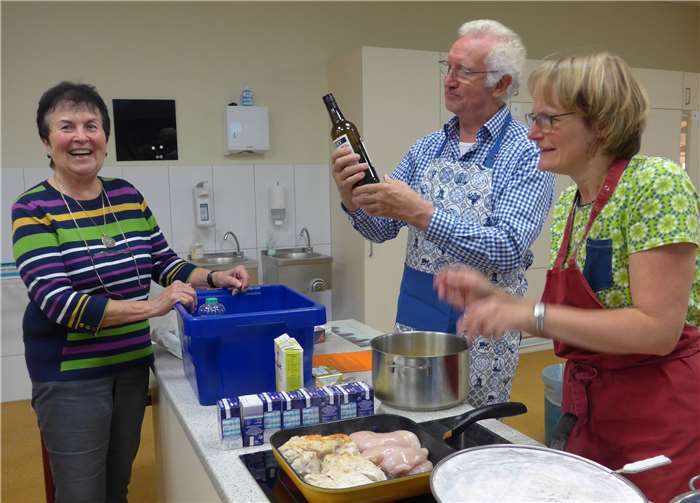 Französisch kochen: Am Herd – in Gruppen wurde fleißig geschnippelt und gebrutzelt.