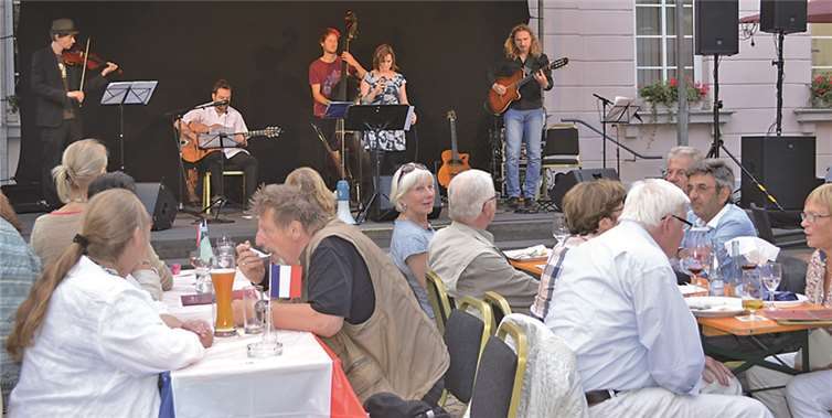 Französische Musik und kulinarische Highlights: Dafür konnten sich augenscheinlich allerlei Menschen begeistern. AB