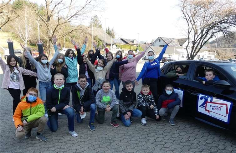 Französischlehrerin Katharina Leibig und die Schüler und Schülerinnen ihrer 5. Klasse hießen den Gast und ihr „France Mobil“ herzlich willkommen.