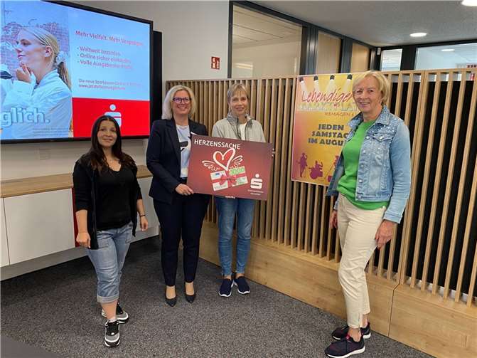 Frau A. Buzea (2. Vorsitzende), Frau Silke Seul (KSK Ahrweiler), Frau D. Rick (Schatzmeister), Frau St. Oberhaus (1. Vorsitzende) (v.l.). Foto: Diana Rick