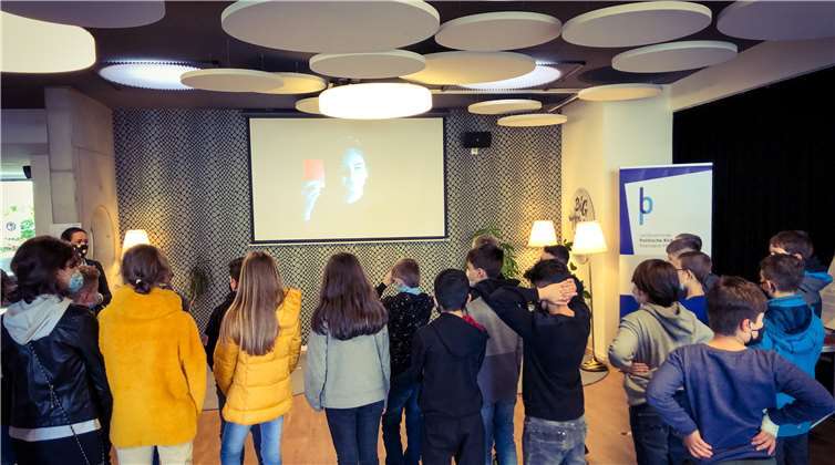 Frau Achilles begrüßte die Schüler zur Ausstellung mit einem Impulsvortrag. Foto: privat