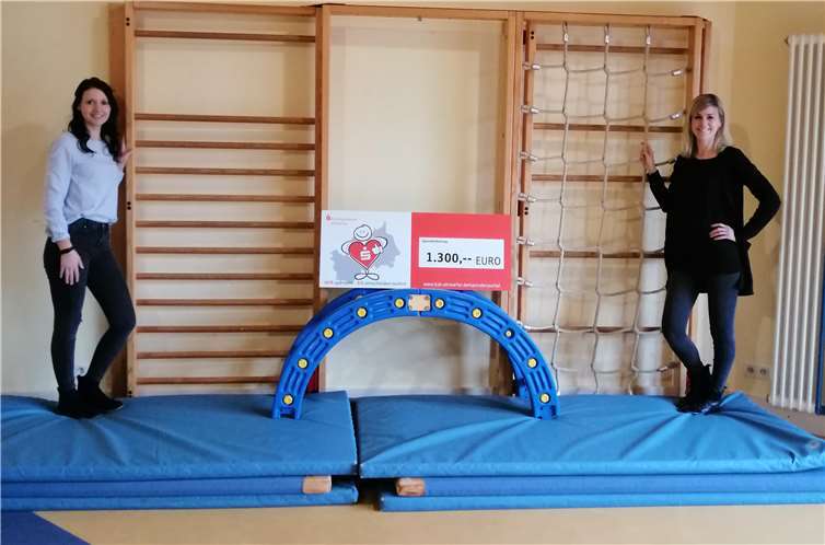 Frau Alina Koch, Leiterin der Kindertagesstätte und Frau Sarah Sesterheim aus dem Vorstand des Fördervereins der Kindertagesstätte e.V. bei der Übergabe des Spendenchecks.Foto: privat