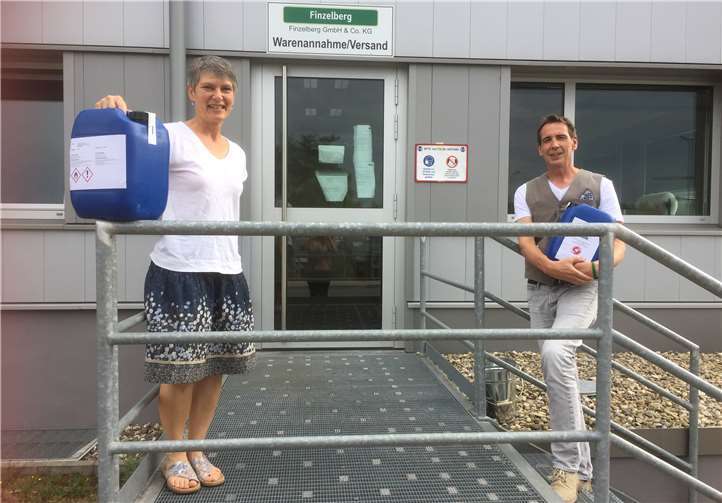 Frau Anna Heukamp, Mitglied im Schulelternbeirat der Grundschule Pfarrer-Bechtel in Mendig, sowie die Schulleiterin Frau Diana Pretz nahmen eine großzügige Desinfektionsmittelspende von Herrn Dietmar Kaiser, Mitglied der Geschäftsleitung der Firma Finzelberg in Andernach, entgegen.Foto: privat