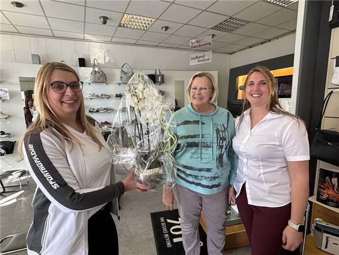 Frau Anuth dankt Frau Rosenbach und Frau Debernitz im Namen der gesamten Belegschaft.