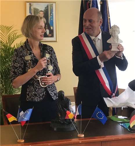 Frau Ariane Stech, 1. Stv. Bürgermeisterin Meckenheim und M. Franck Vernin, Bürgermeister Le Mée sur Seine.