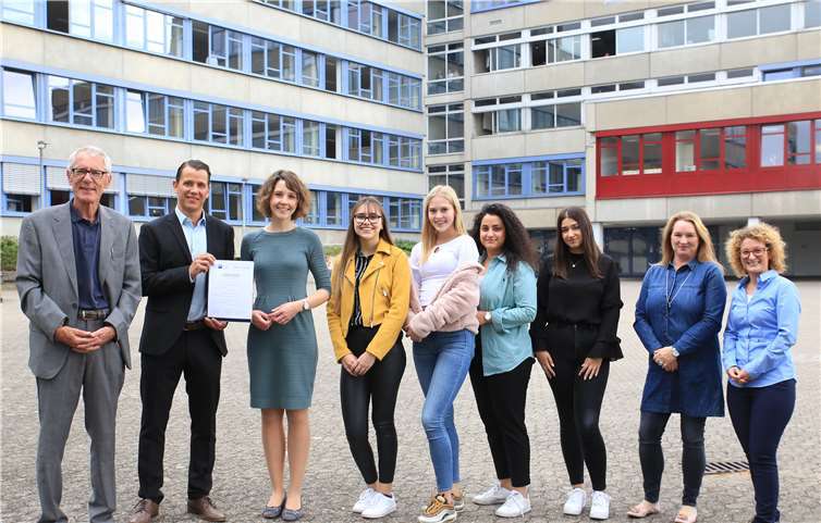 Frau Arndt, Teamleiterin Human Resources bei Aldi Süd (3. von links), freut sich zusammen mit Frau Conrad von der IHK Koblenz (rechts), Schülerinnen der Höheren Berufsfachschule Wirtschaft mit ihrer Lehrerin Silke Kuhlmann (2. von rechts), Herrn Kirsch, Abteilungsleiter der LES-Berufsfachschulen (2. von links) und Schulleiter Alfons Plag (links) über die eingegangene Kooperation.Foto: Ludwig-Erhard-Schule