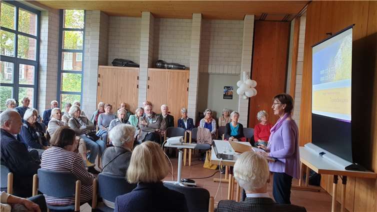 Frau Barbara Utz, die Vorstandsvorsitzende des Telefonseelsorge Bonn/Rhein-Sieg e.V., sprach zum Thema „Sorgen kann man teilen“.