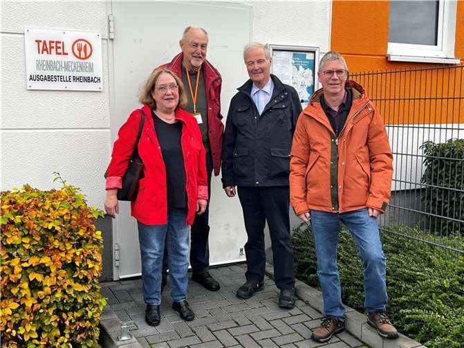 Frau Barion-Beuler, Leiterin der Ausgabestelle Rheinbach und Dr. Uwe Petersen, 1. Vorsitzender der Tafel Rheinbach Meckenheim und Dr. Wolfram Eckstein und Georg Persch (Präsident des Lionsclub Bonn-Rhenobacum).  Foto: J. Antwerpen