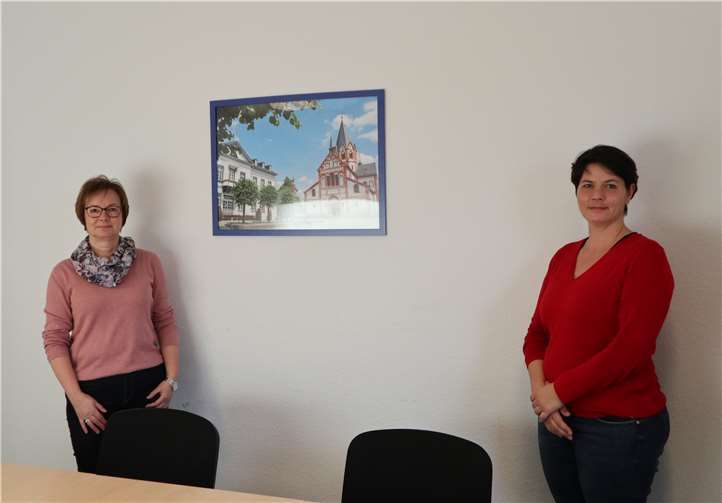 Frau Berger und Frau Deidenbach (v. li.) freuen sich sehr über die Unterstützung. Foto: Stadt Sinzig