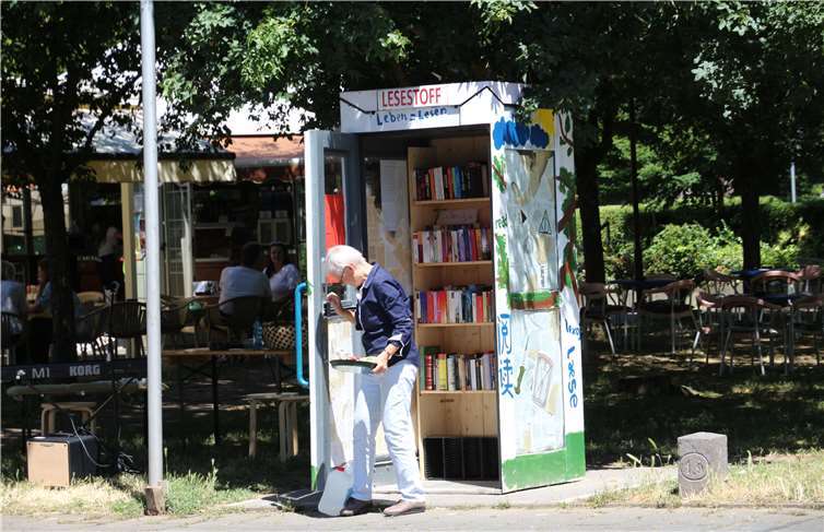 Frau Bossmann öffnet den Bücherschrank für Jedermann.