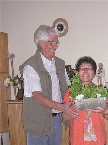 Frau Breuch (Bildmitte) mit Herrn Meurer und Frau Kempka vom Leitungsteam der Förder- Freunde. privat