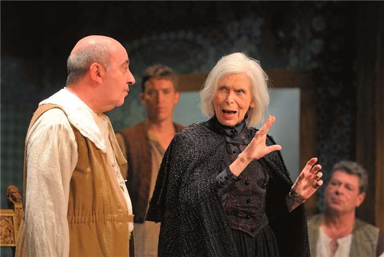 Frau Brigitte (Dagmar von Kurmin) bringt Licht in das Dunkel.