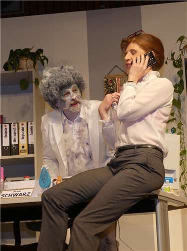 Frau Bürgermeister fühlt sich liebesbedürftig und unbeobachtet, was den Geist des Hauses sichtlich erfreut.