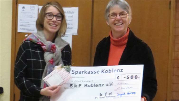 Frau Coopmeiners vom SKF Koblenz erhielt eine Spende der kfd St. Josef.privat