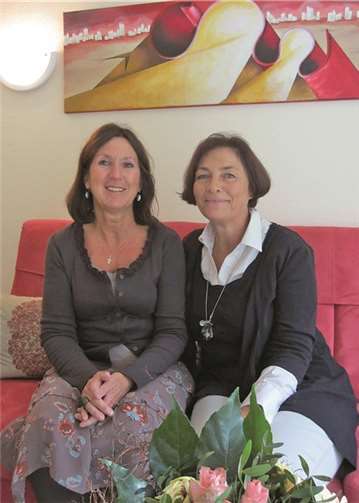 Frau Cornelia Klein-Orth und Frau Martina Steffens, zwei erfahrene Mitarbeiterinnen der Palliativstation, bieten Hilfe für trauernde Angehörige an und empfangen die Teilnehmer in der Eingangshalle der Remagener Klinik.privat