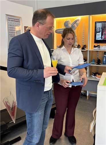 Frau Debernitz berät Jörg Lempertz.