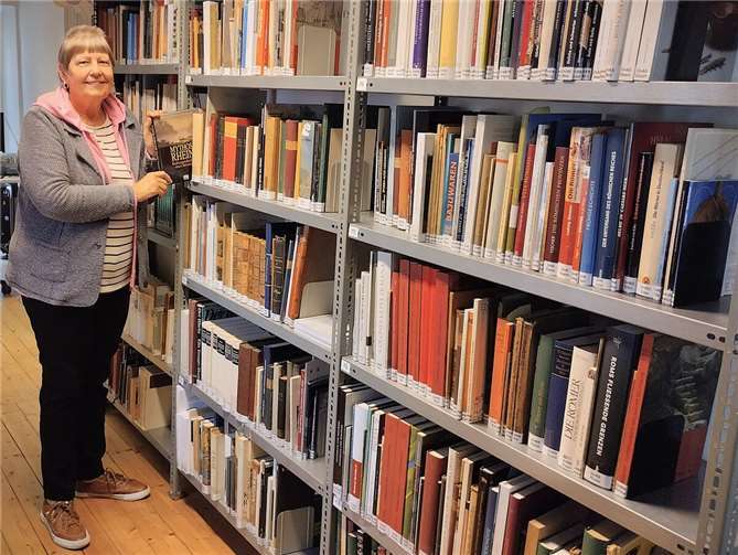 Frau Dipl.-Bibliothekarin (FH) Sigrid Heller stellt die umfangreichen Bestände der Andernacher Museumsbibliothek für die öffentliche Nutzung bereit. Foto: Dr. Seebert. Foto: Andernacher Stadtmuseum