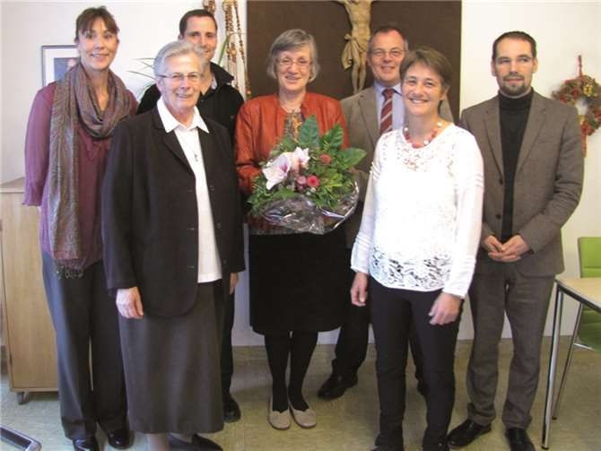 Frau Dr. Ulrike Kirchhof (Mitte); Frau Christina Gauer (2. von rechts). Franziskus Krankenhaus