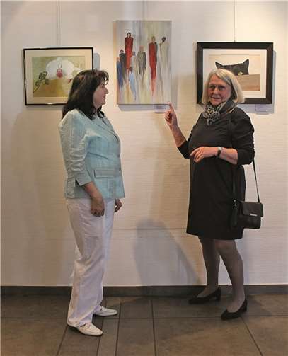 Frau Dröge, Leiterin des Curanums (l.), und die Künstlerin Erika Klassen vor dem Bild „Frauen, abstrakt“. privat