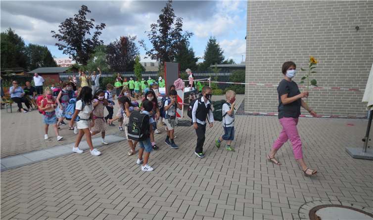 Frau Etges führt ihre neue Schützlinge in die Klasse. Fotos: privat
